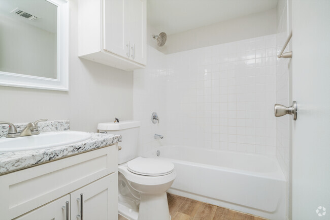 1BR, 1BA 475SF Bathroom - Astra