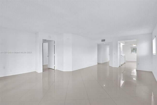 Foto del edificio - 950 SW 138th Ave
