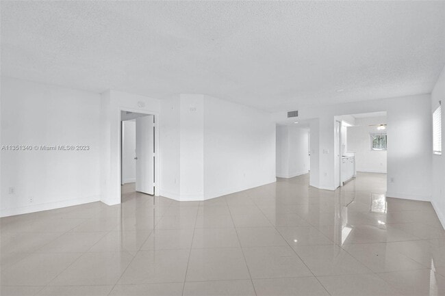 Building Photo - 950 SW 138th Ave