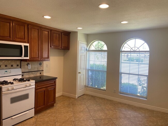 Building Photo - Prarie Oaks 3 Bdrm, 2 bath