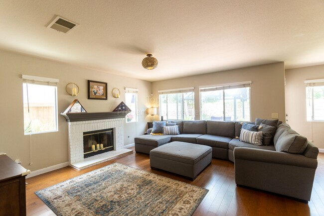 Building Photo - Gorgeous upgraded 4 bed 2.5 bath 2,216 sqf...