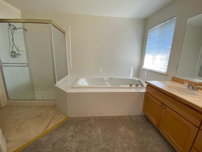 Building Photo - Spacious 4 bedroom 2.5 traditional house