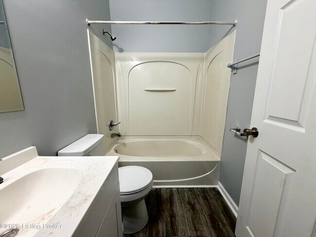 Foto del edificio - 3319 W Market St