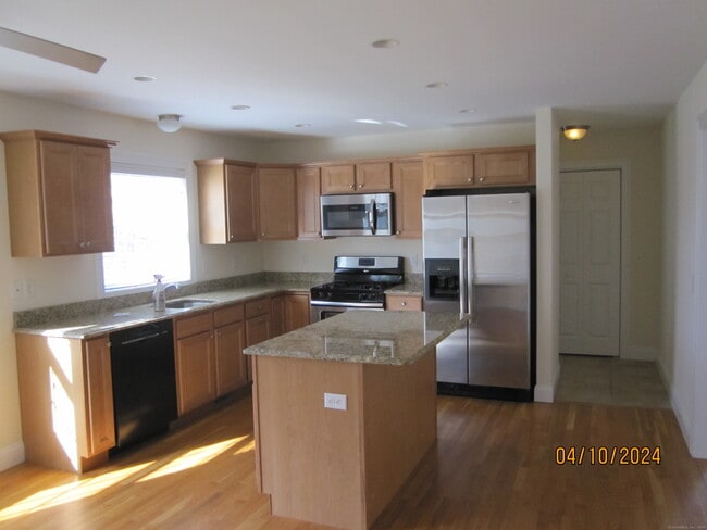 Building Photo - 71 Mott Ln