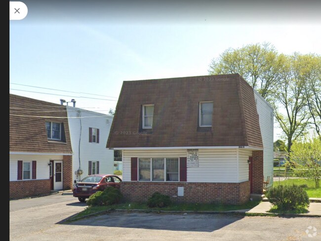 Building Photo - 806 W Oak Ln