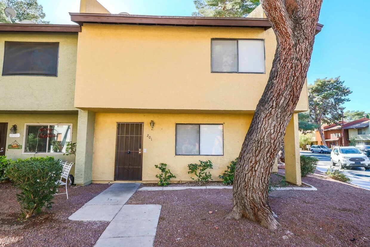 Foto principal - FULLY Remodeled 3-Bedroom Townhouse