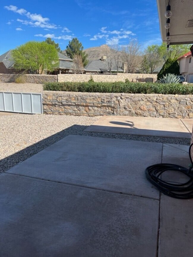 Foto del edificio - Beautiful home on a large corner lot with RV parking