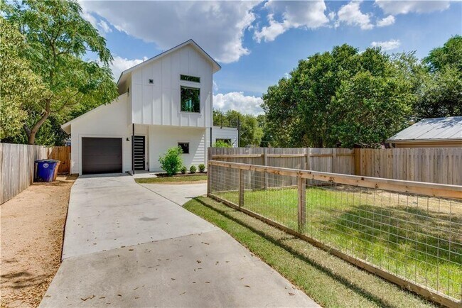 Building Photo - 8411 Bowling Green Dr