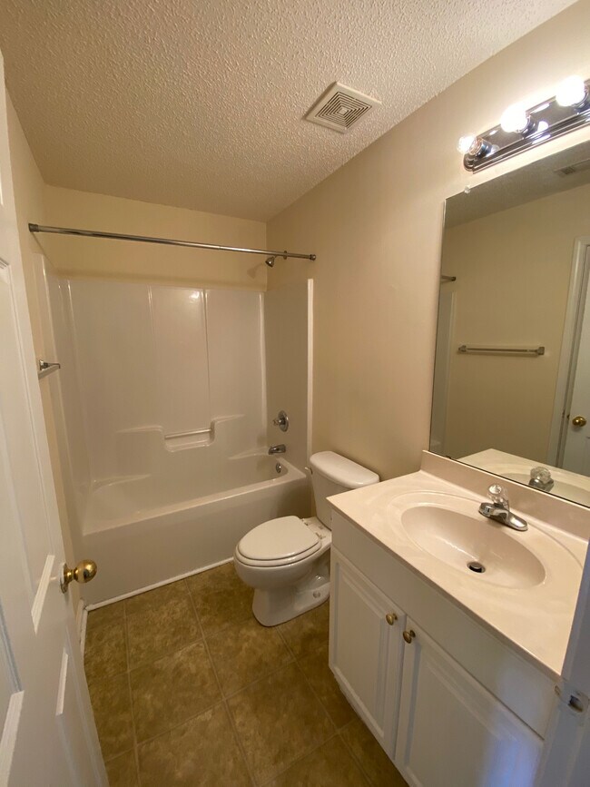 Building Photo - 1725 Summerwoods Ln