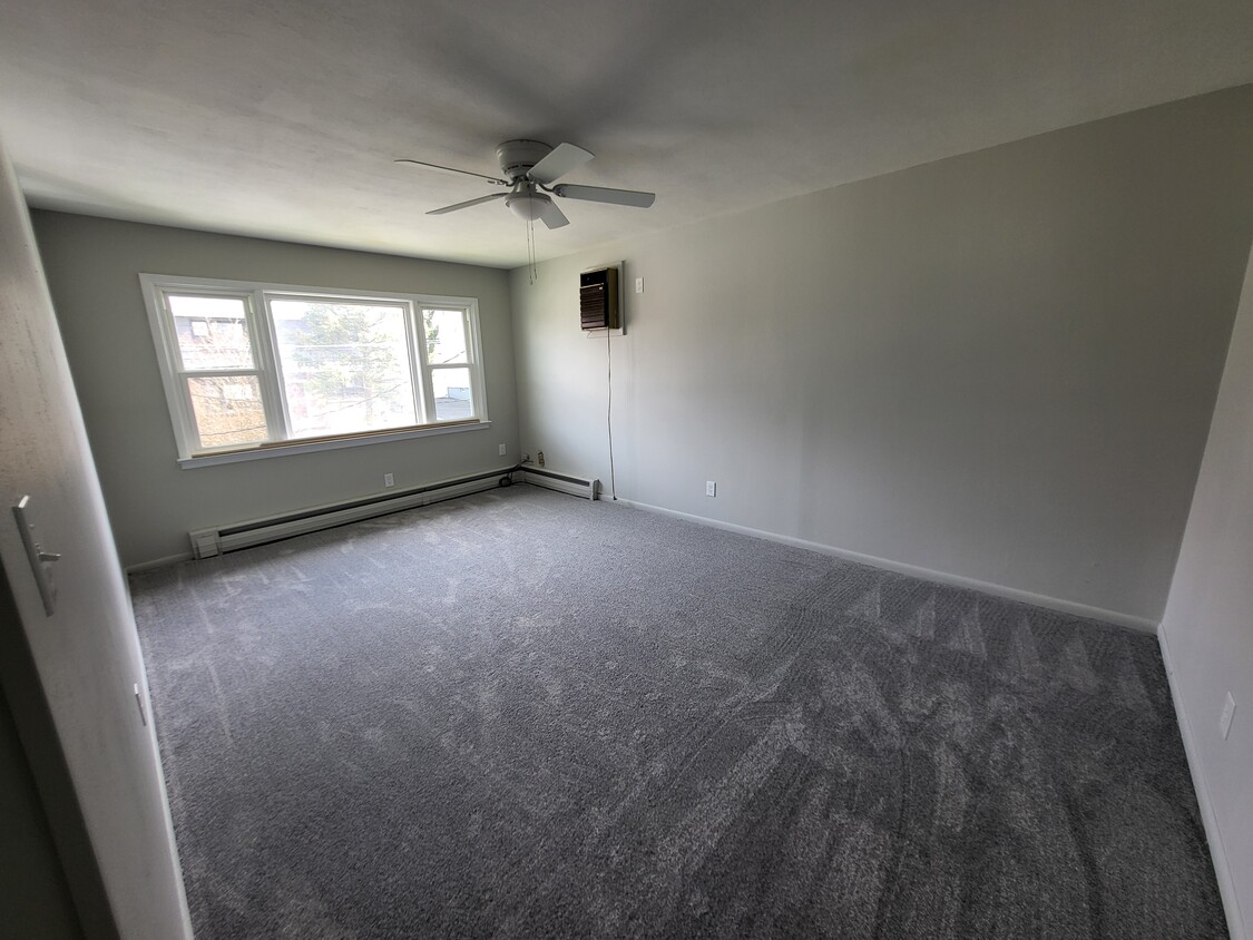 Living room - 125 E Hill Rd