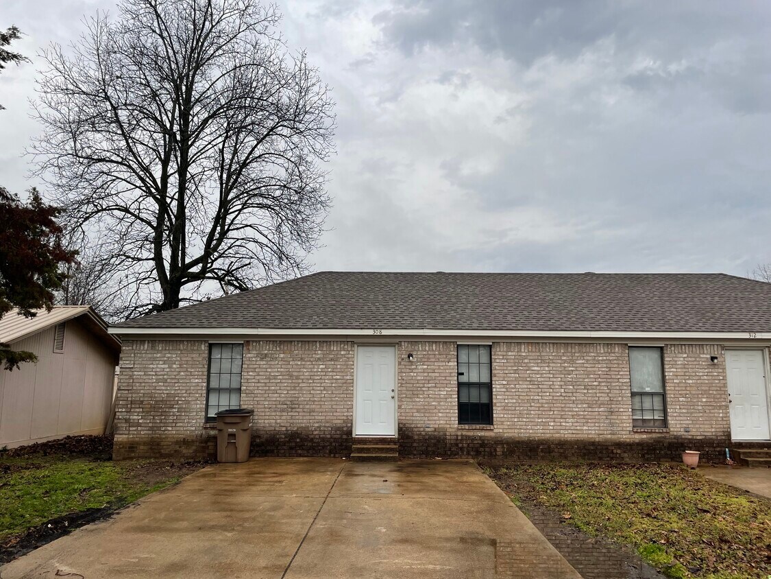Primary Photo - 308 E L'Anguille Ave