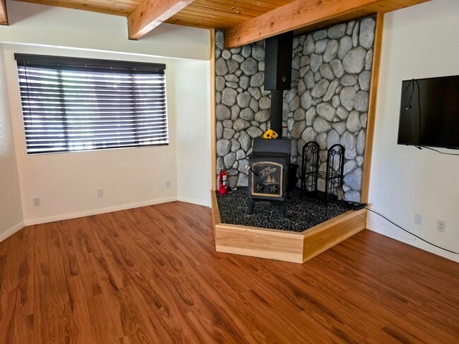 Building Photo - Charming 2 Bed / 1 Bath Cabin with Spa