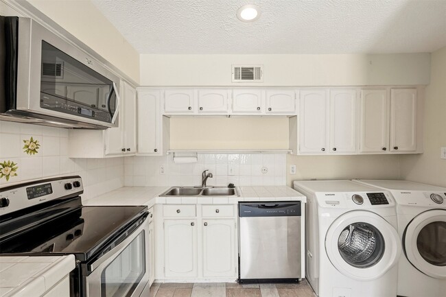 Building Photo - 496 N Post Oak Ln