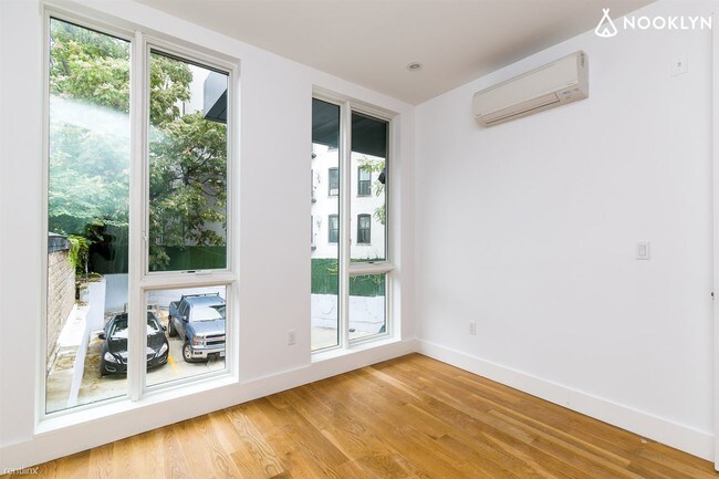 Foto del edificio - 1 br, 1 bath  - 195 Sullivan Pl
