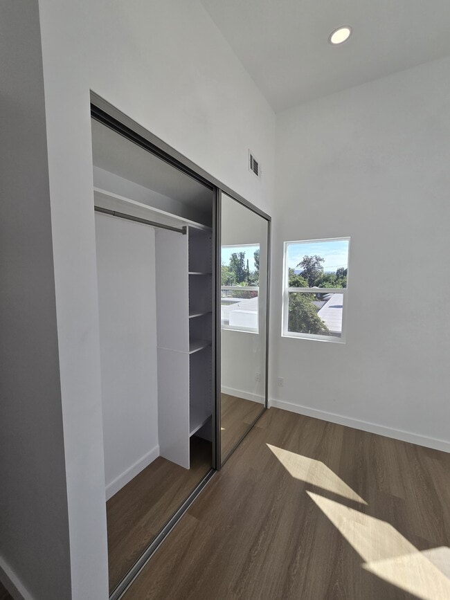 Building Photo - 7726 Zelzah Ave