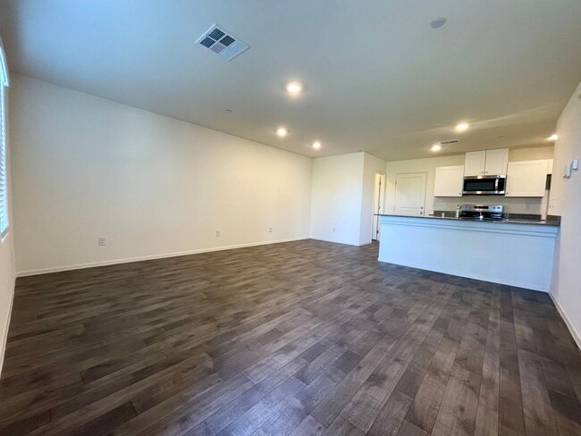 Building Photo - Wonderful 2-story, 3-bed, 2.5-bath home