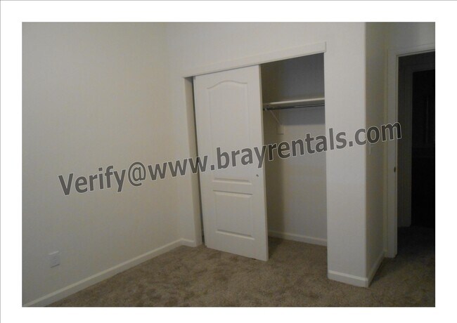 Building Photo - 621 Zenith Ln