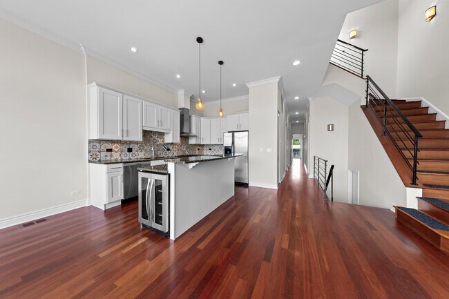 Foto del edificio - 1428 W Irving Park Rd
