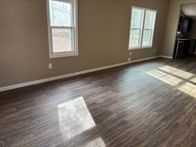 Building Photo - Charming 3 Bed 1.5 Bath Home With Fenced Yard