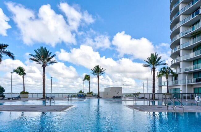 Preciosa piscina - 2825 Palm Beach Blvd