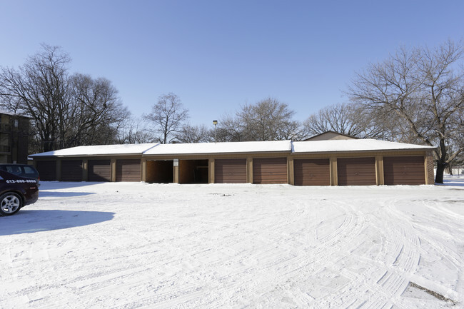 Building Photo - James Manor Apartments