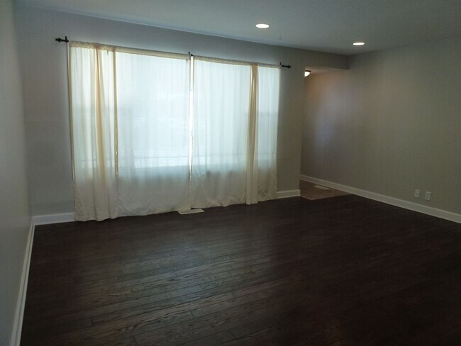 Building Photo - Rent Controlled Single Level Living - 3 Bedroom / 1 Bathroom Home!