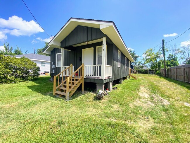 Building Photo - Charming Downtown Living: Half Off First M...
