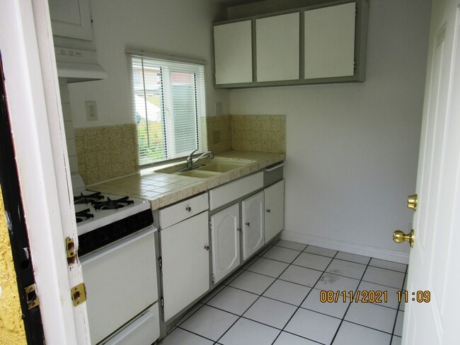 Building Photo - 3068 Hope St