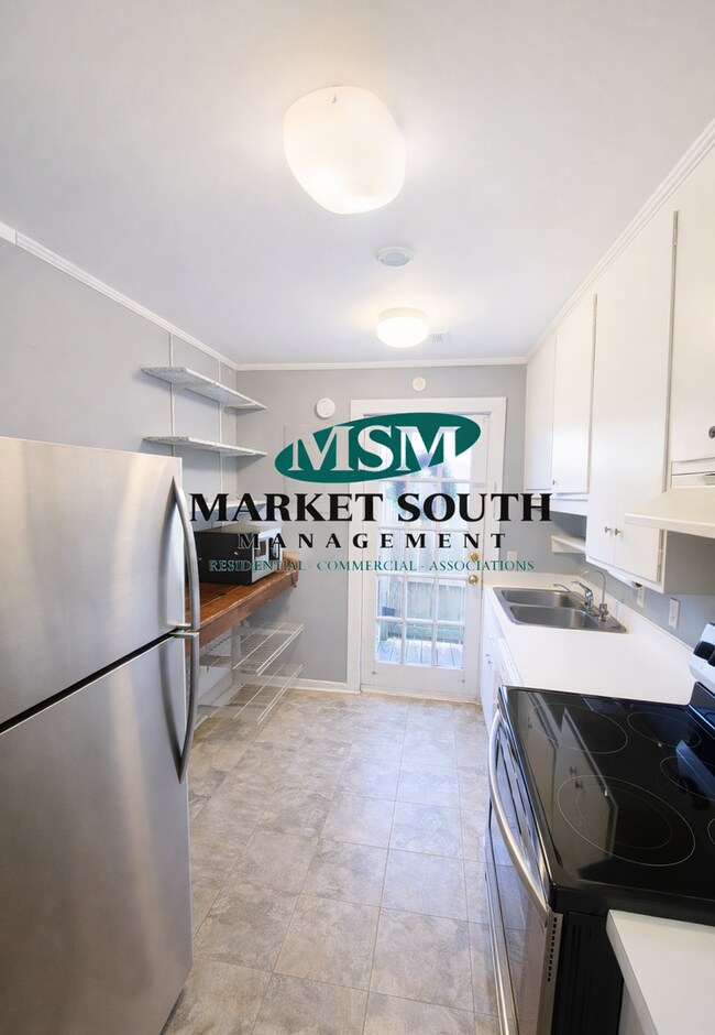 Foto del edificio - *APPLICATION PENDING!* BEAUTIFUL JONES STREET APARTMENT