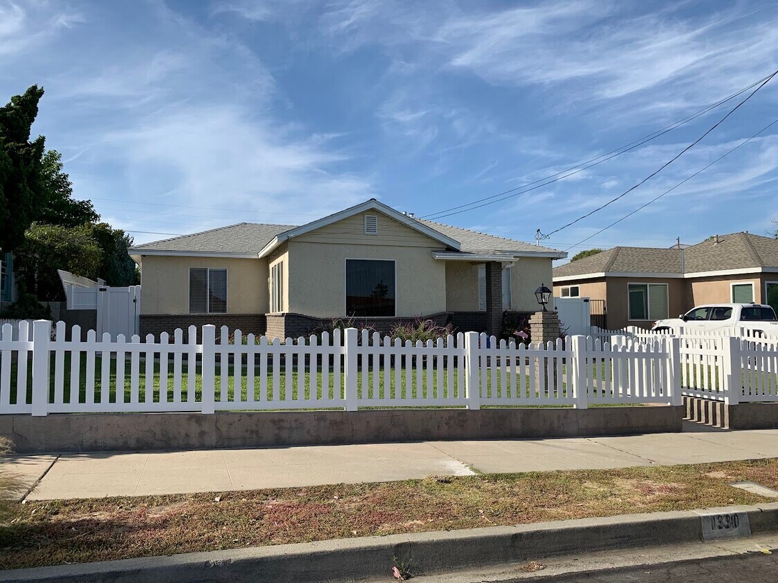 Foto principal - 1330 W 2nd St