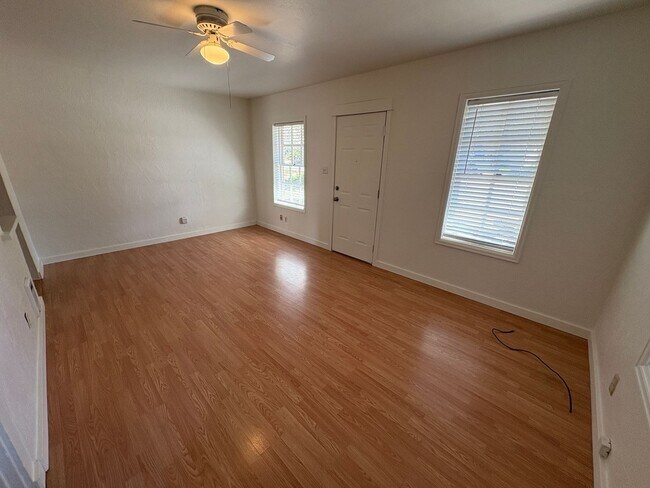 Foto del edificio - COZY 1 BEDROOM, 1 BATH APARTMENT LOCATED I...