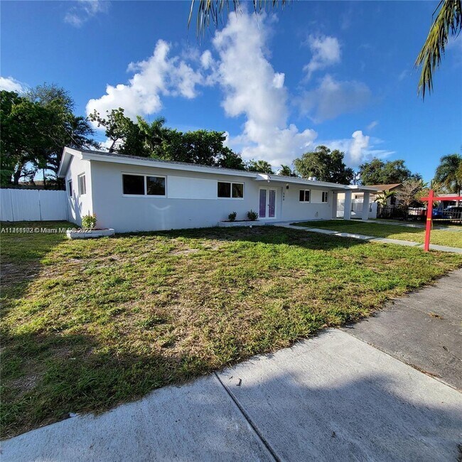 Building Photo - 580 NE 180th Dr