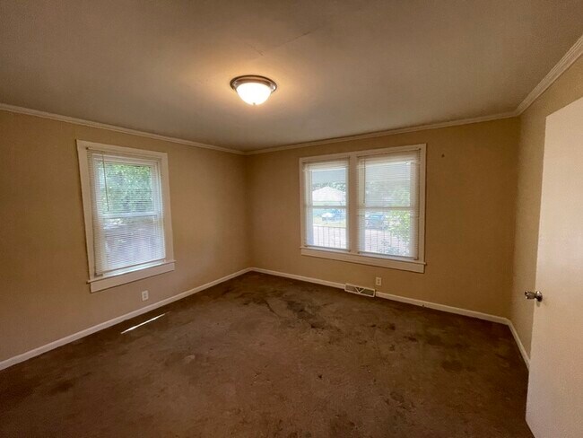 Building Photo - 3 bedroom 1 bath house available