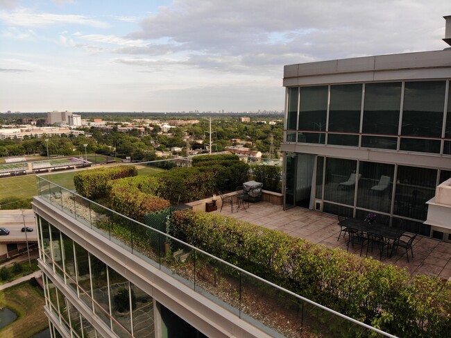 Foto del edificio - 9725 Woods Dr