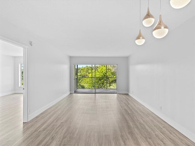 Foto del edificio - 3150 N Palm Aire Dr