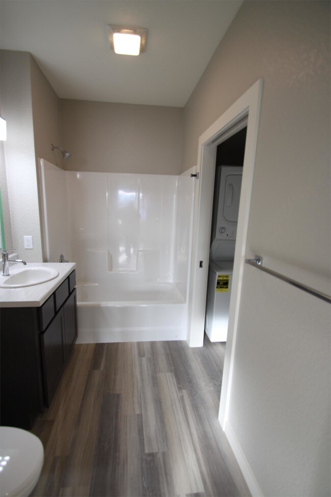 Building Photo - 830 Crestmont Way