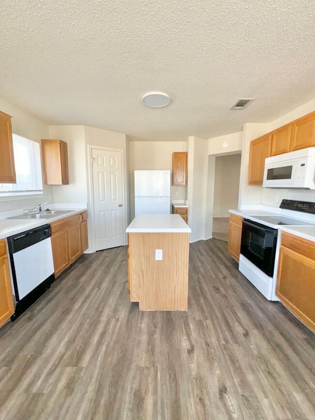 Building Photo - AVAILABLE SOON !