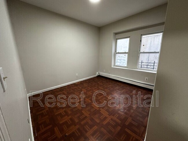 Building Photo - 234 6th Ave W