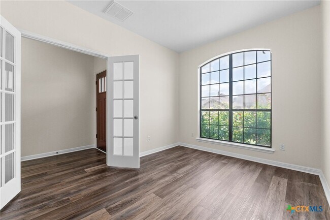 Foto del edificio - 3401 Castleton Dr