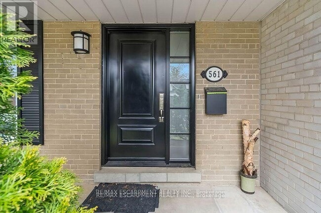 Building Photo - 561 Wingrove Crescent