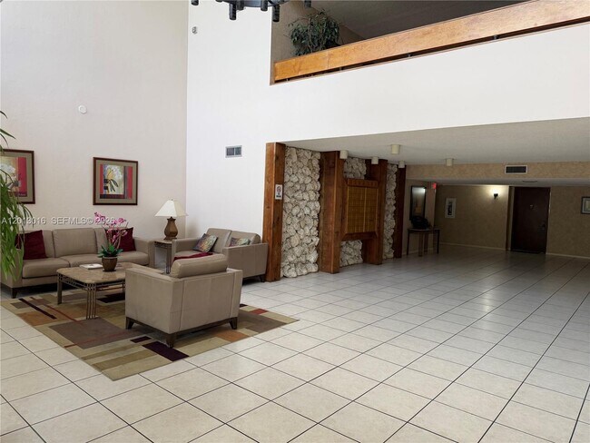 Foto del edificio - 491 Racquet Club Rd