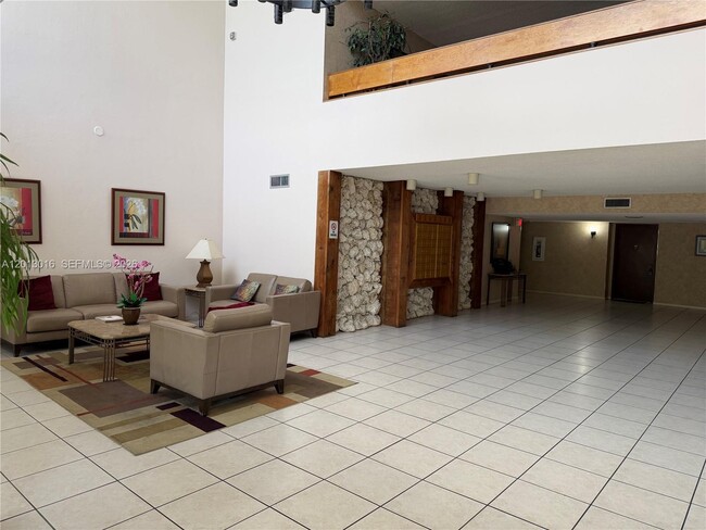 Building Photo - 491 Racquet Club Rd