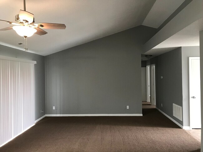 Foto del edificio - East side - 3 bedroom home