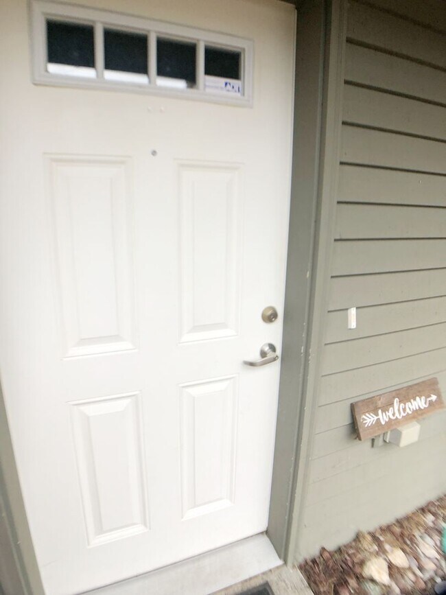 Foto del edificio - Spacious Greenwood Townhome with Courtyard...