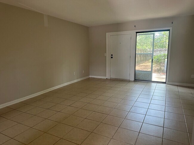 Foto del edificio - RATE DROP ALERT (was $1400/month) and SUMM...