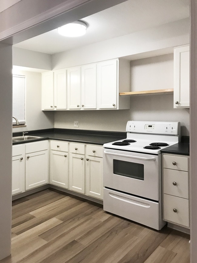 Building Photo - 3038 Pemberton Dr