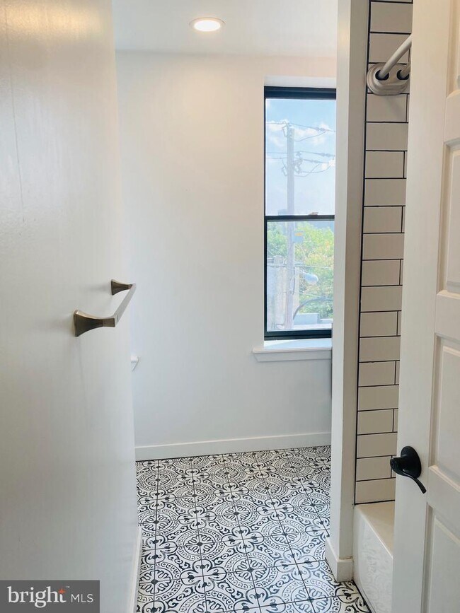 Building Photo - 1500 N 28th St