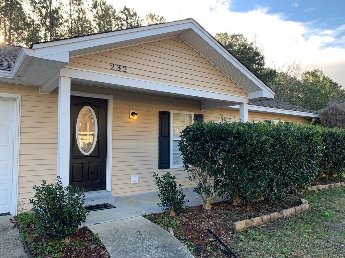 Foto principal - Single story ranch with 2 car attached gar...