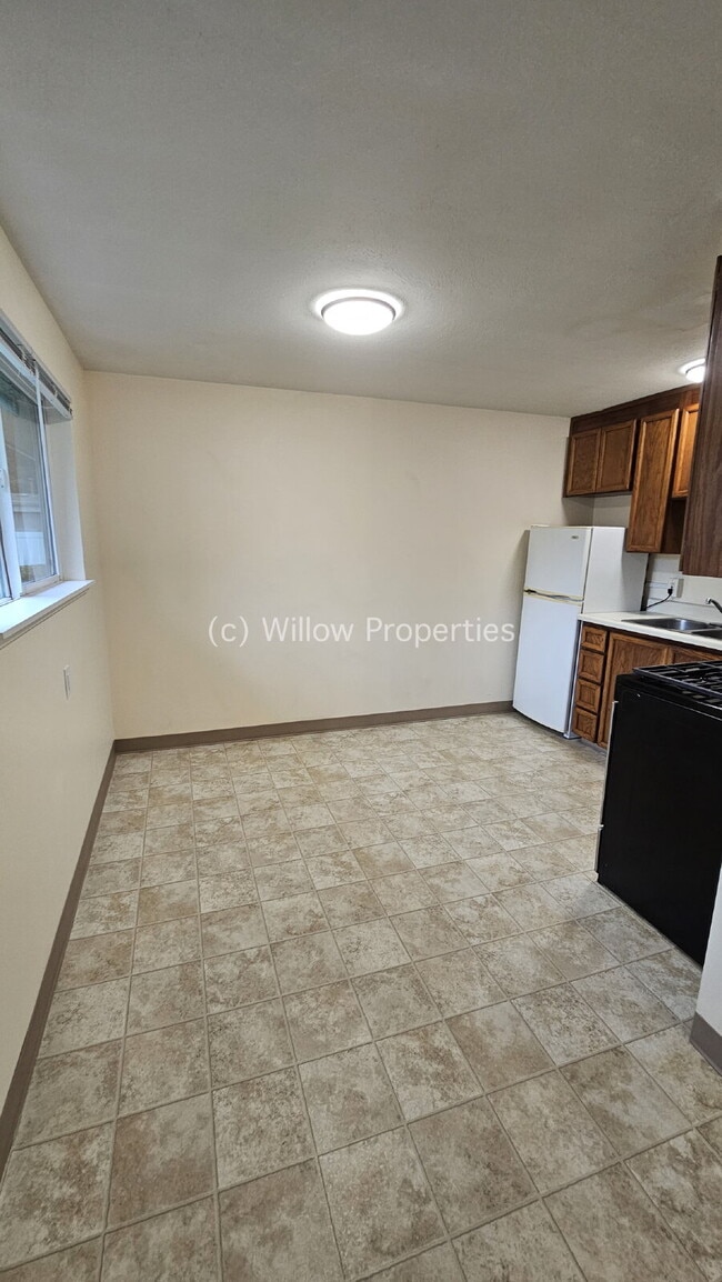 Building Photo - Cozy One Bedroom Duplex