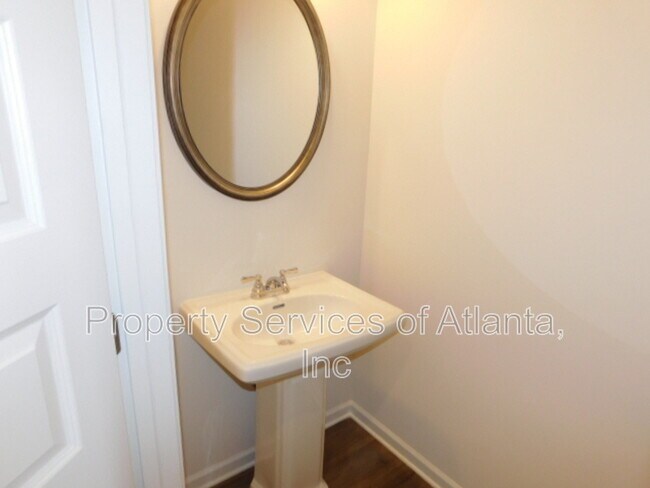 Foto del edificio - 246 Dupont Dr